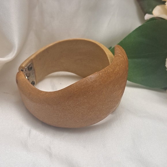 Vintage Wooden Two Tone Hinged Clamper Bracelet Brown Tan Women's OS Lightweight - Picture 5 of 9